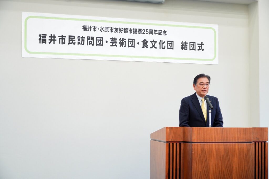 結団式であいさつする西行茂 福井市長