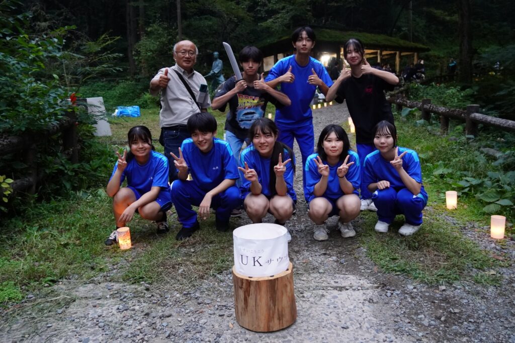 UKサウナのメンバーと山崎猪七雄理事