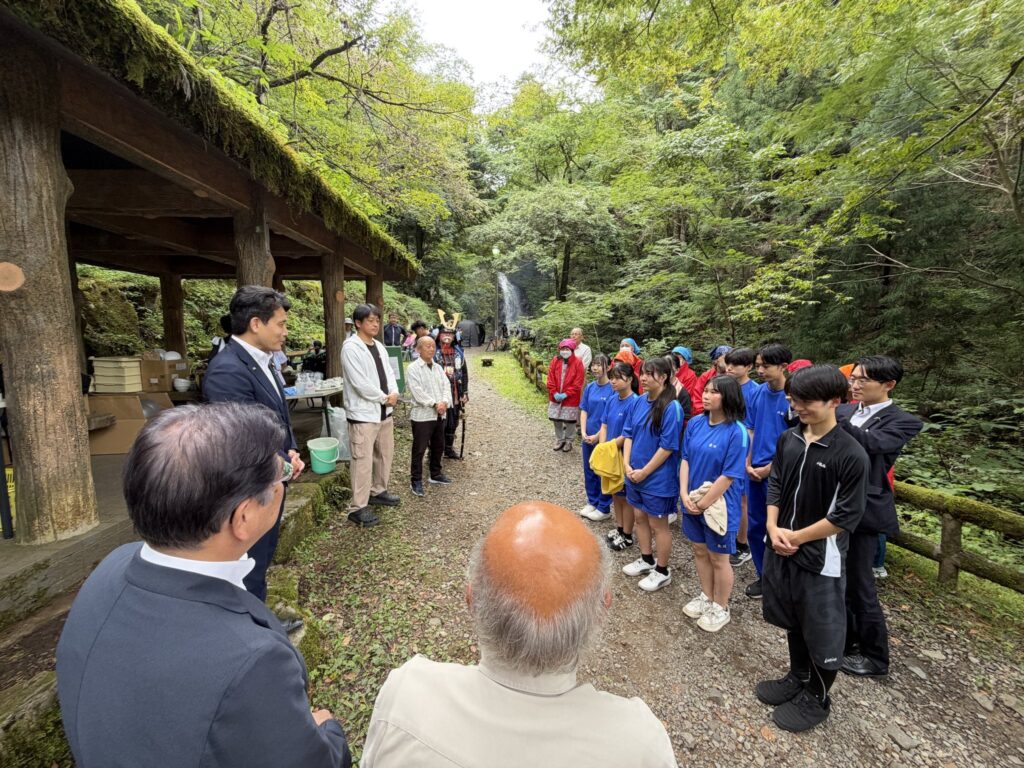 見学に訪れた西行茂 福井市長と、UKサウナのメンバー