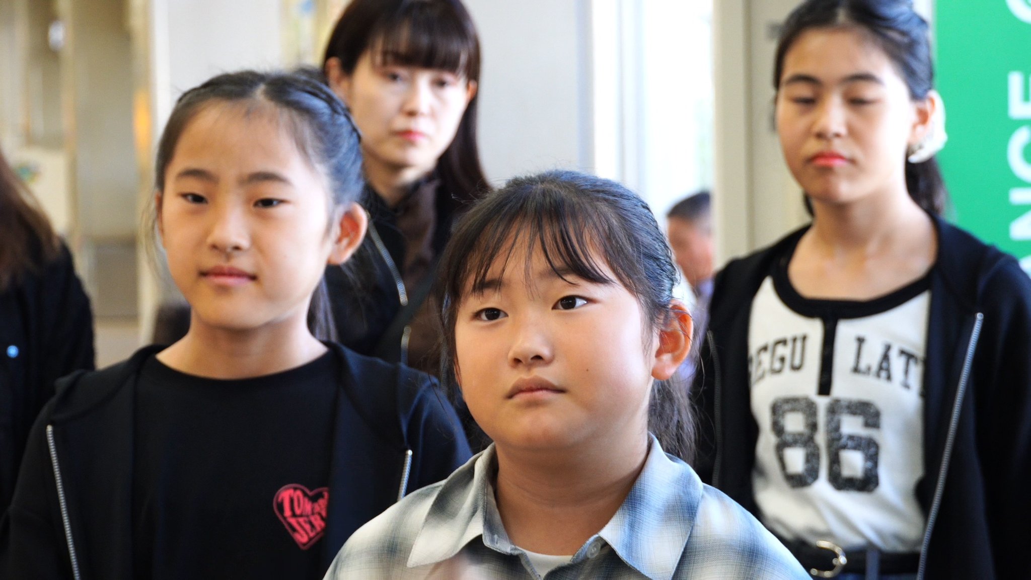 出発式で話を聞く子どもたち