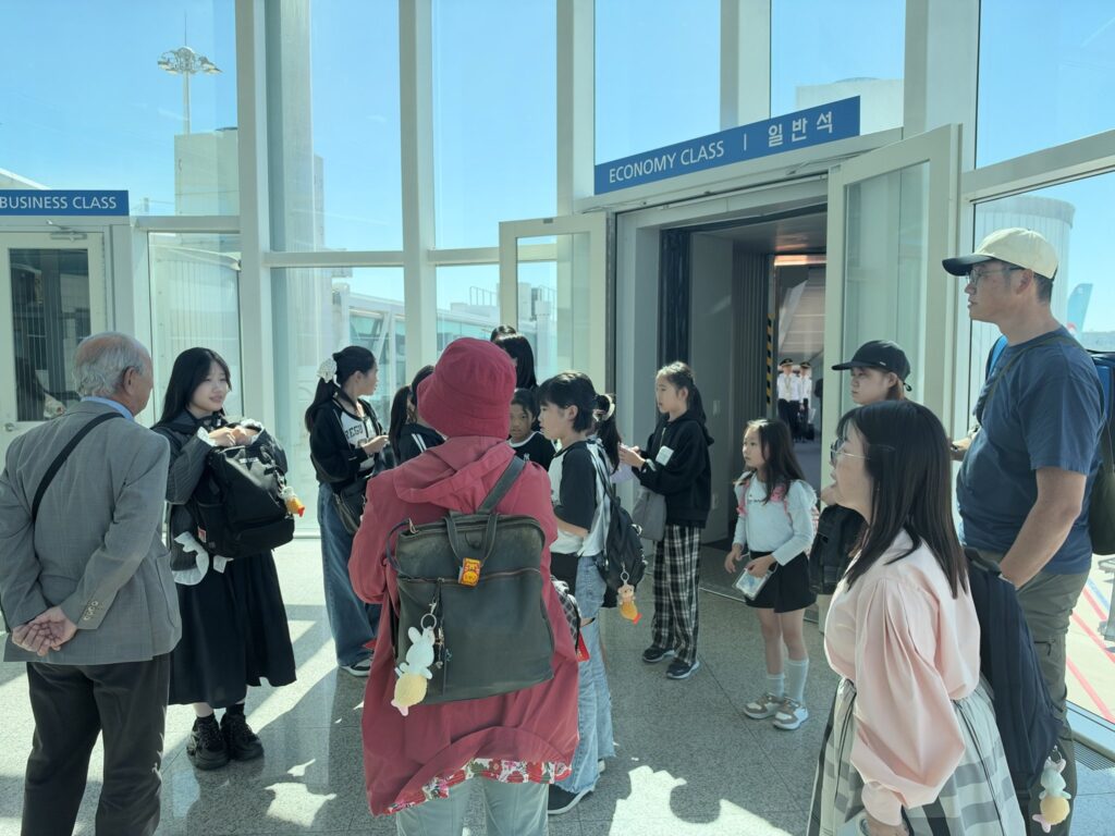 仁川国際空港に到着した公演団