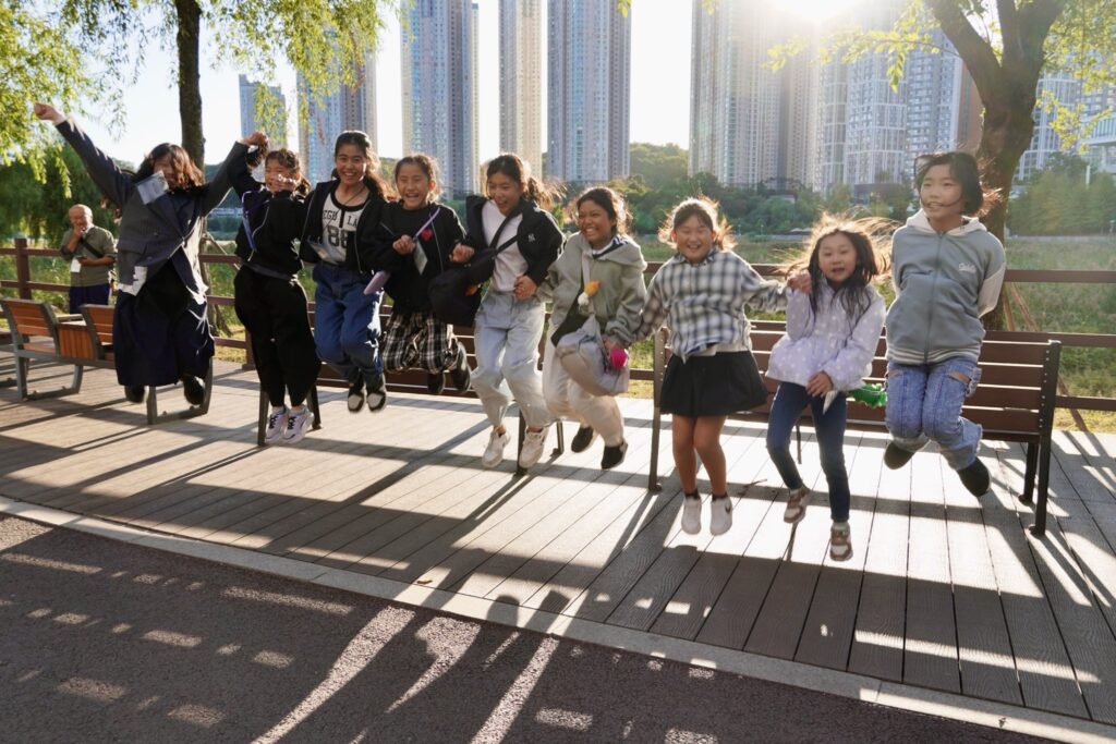 光教湖水公園でジャンプする子どもたち