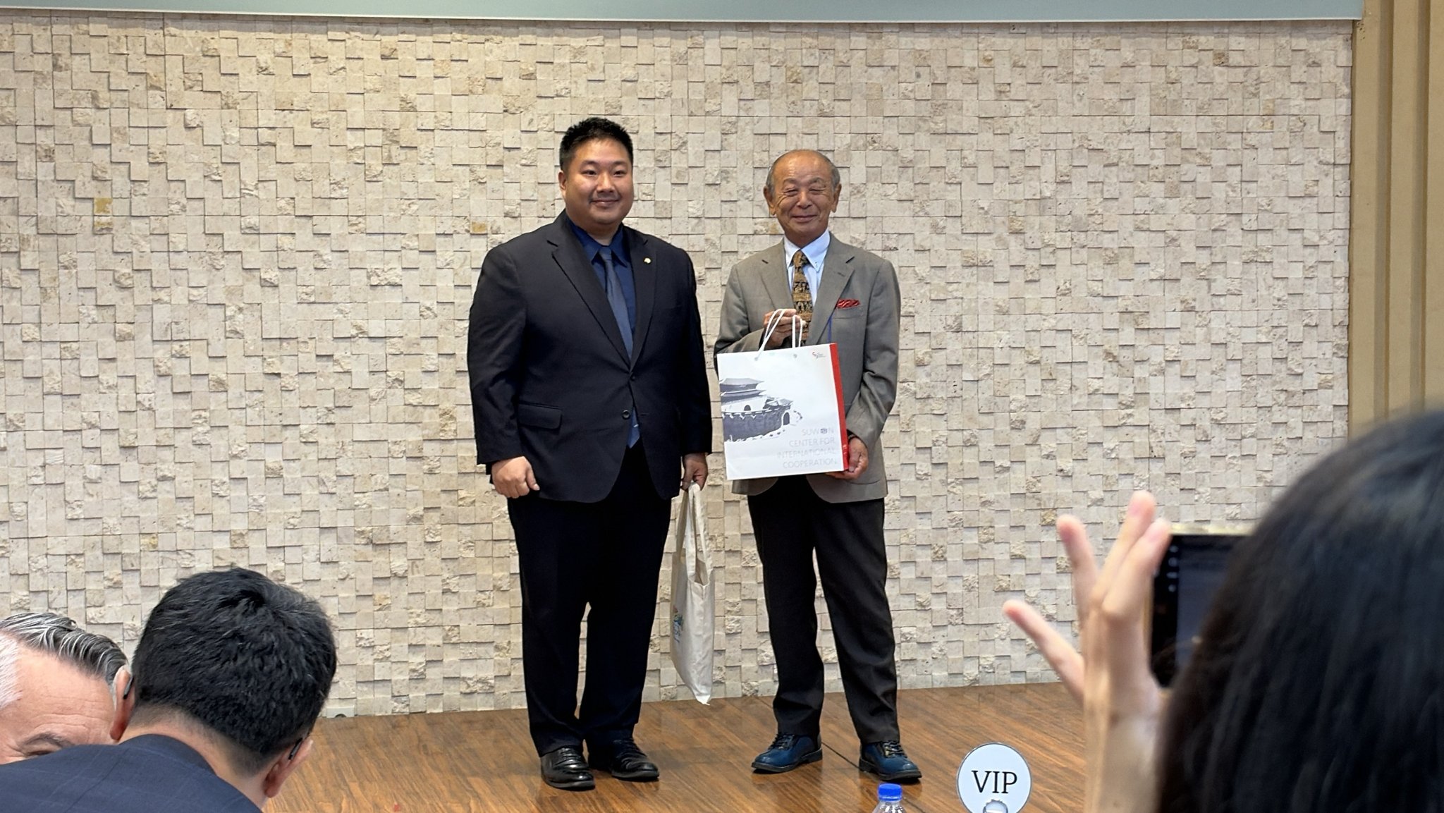 記念品を受け取った岸田理事長