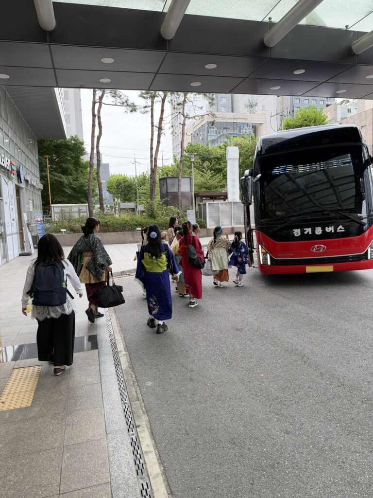 衣装でバスに向かう子どもたち