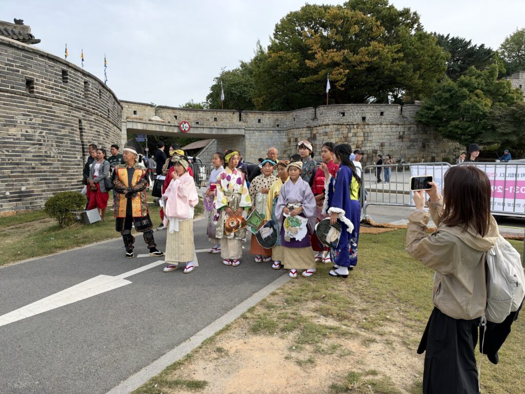 華西門の会場に着いた公演団