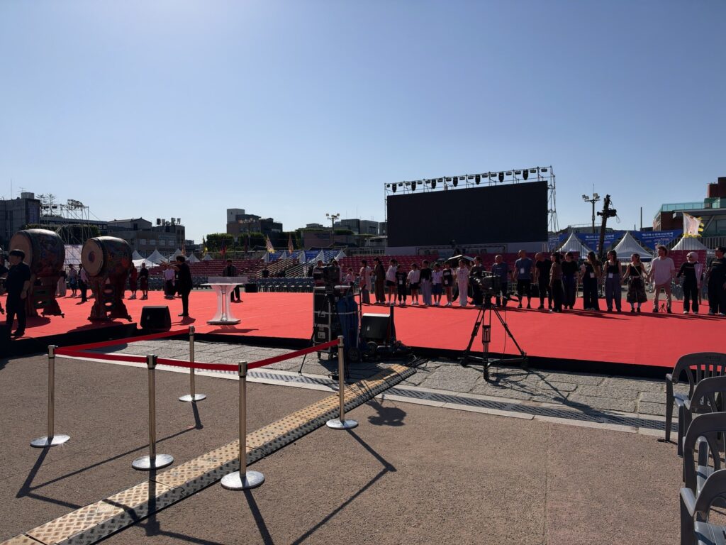 行宮広場の舞台で、各国の公演団と並んでリハーサルをする様子