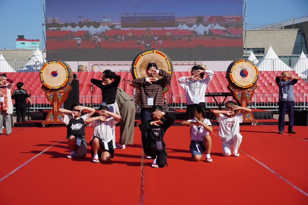 舞台で踊りの動きを確かめる子どもたち