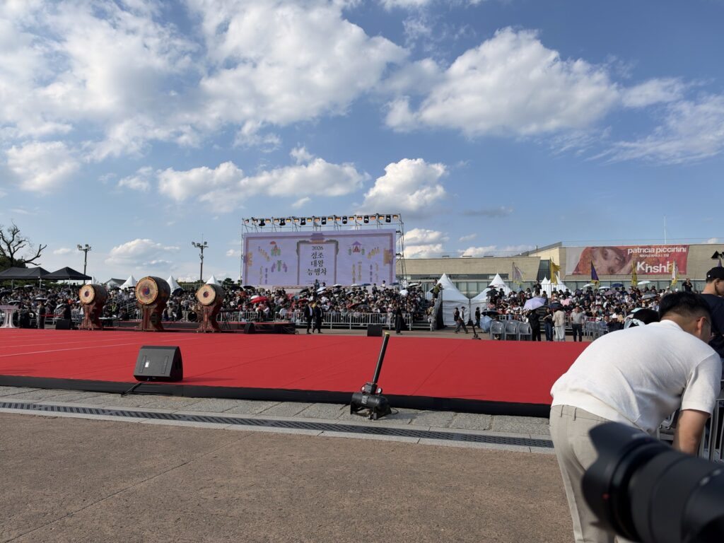 開演を前に、観客で埋まった行宮広場の客席と舞台