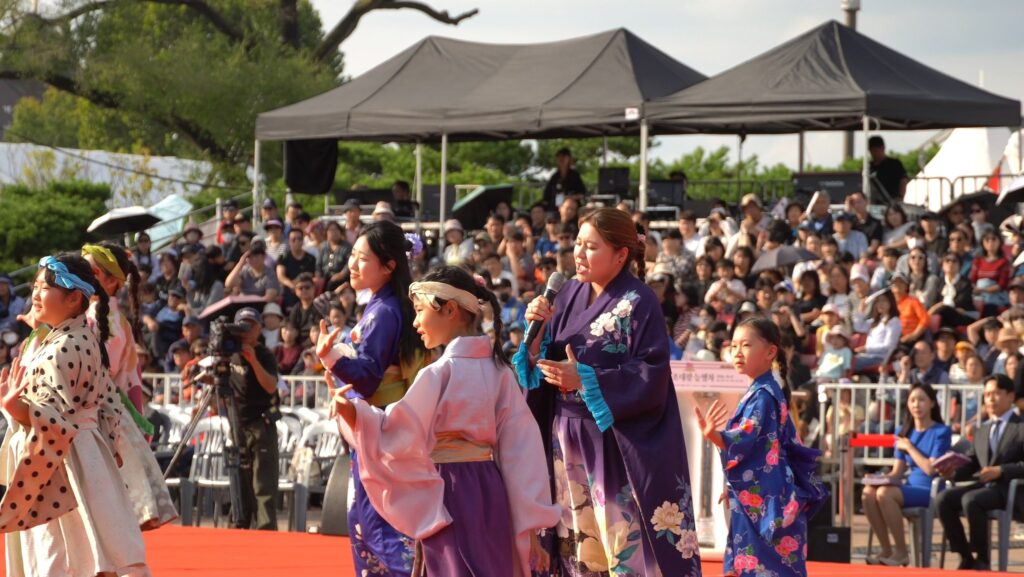 観客の前で歌い踊る公演団