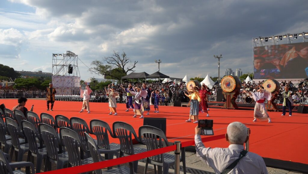 行宮広場の舞台で踊る公演団の全景