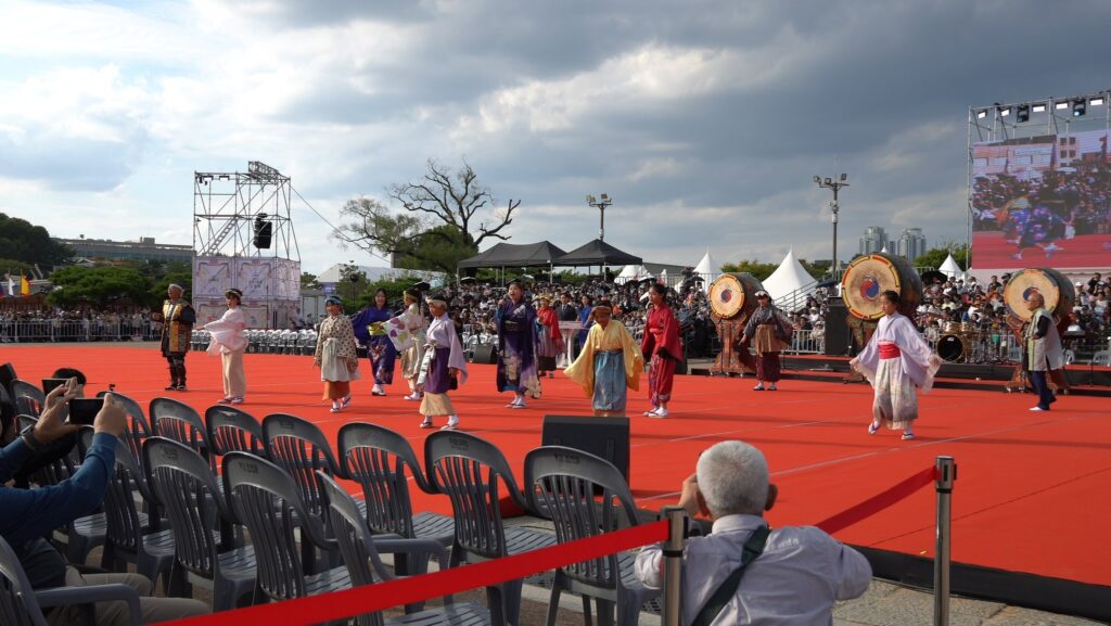 舞台いっぱいに広がって踊る公演団